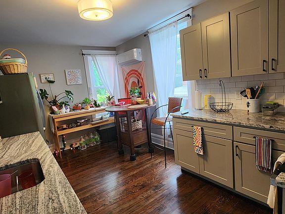 3rd image of 402 N George St #404-B