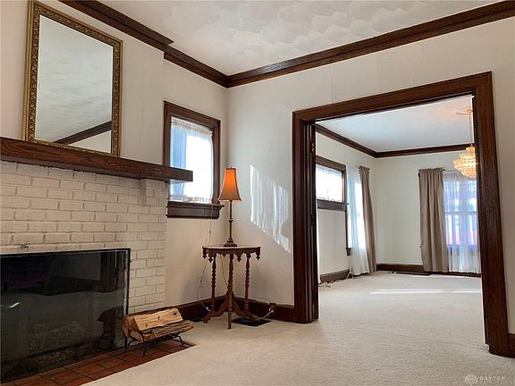 4th image of 821 Manhattan Ave