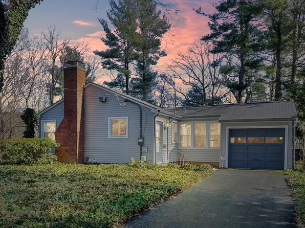 95 Riverside Dr, Hamden, CT 06518