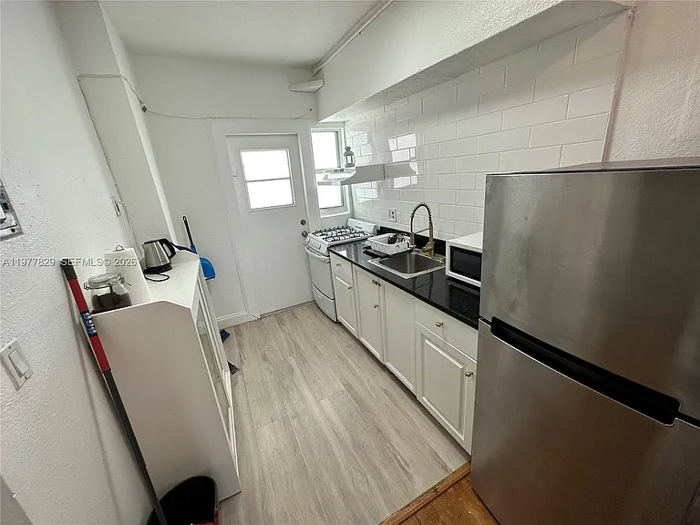 300 74th St #6 — Photo 4