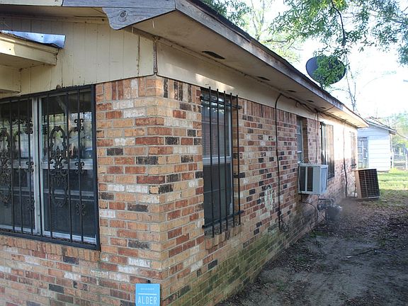 3rd image of 109 Jefferies St