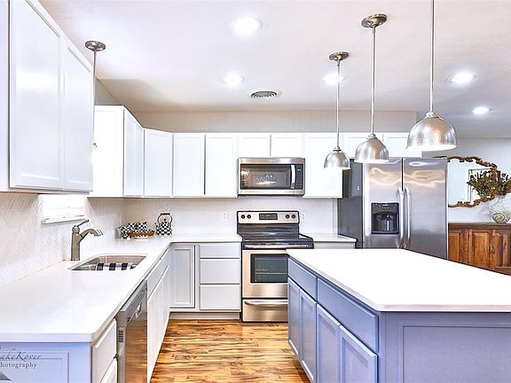 5th image of 3850 Brook Hollow Dr
