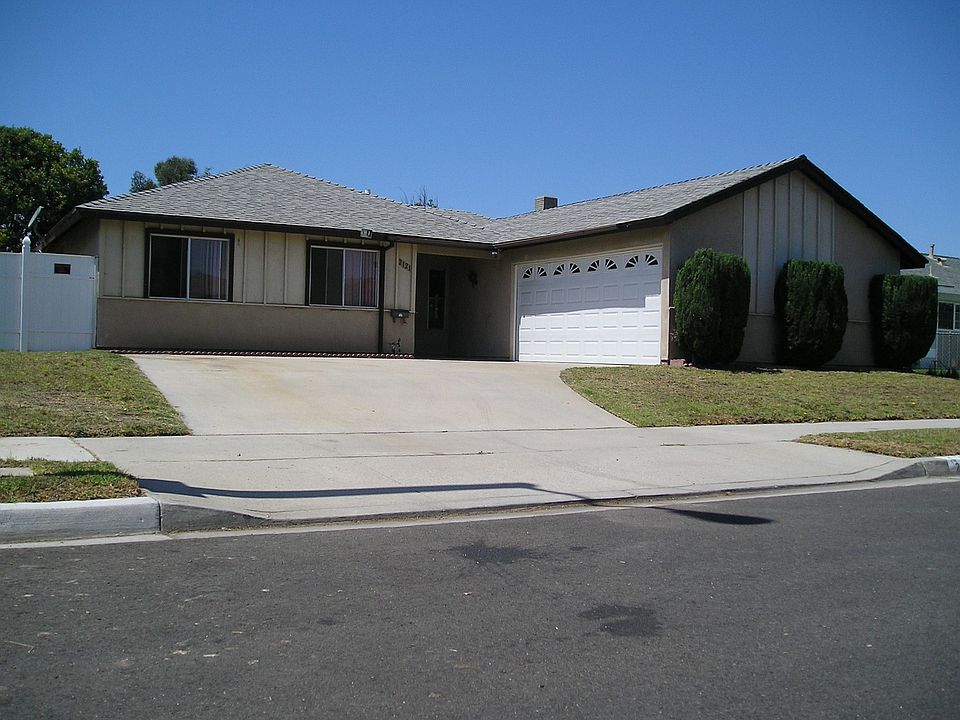 Check out that HUGE driveway!