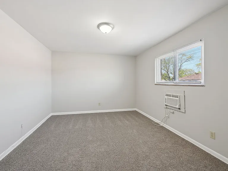 Worthington Court II — Photo 10