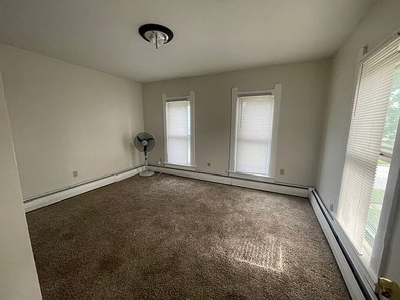 4th image of 334 E Washington St #1/2