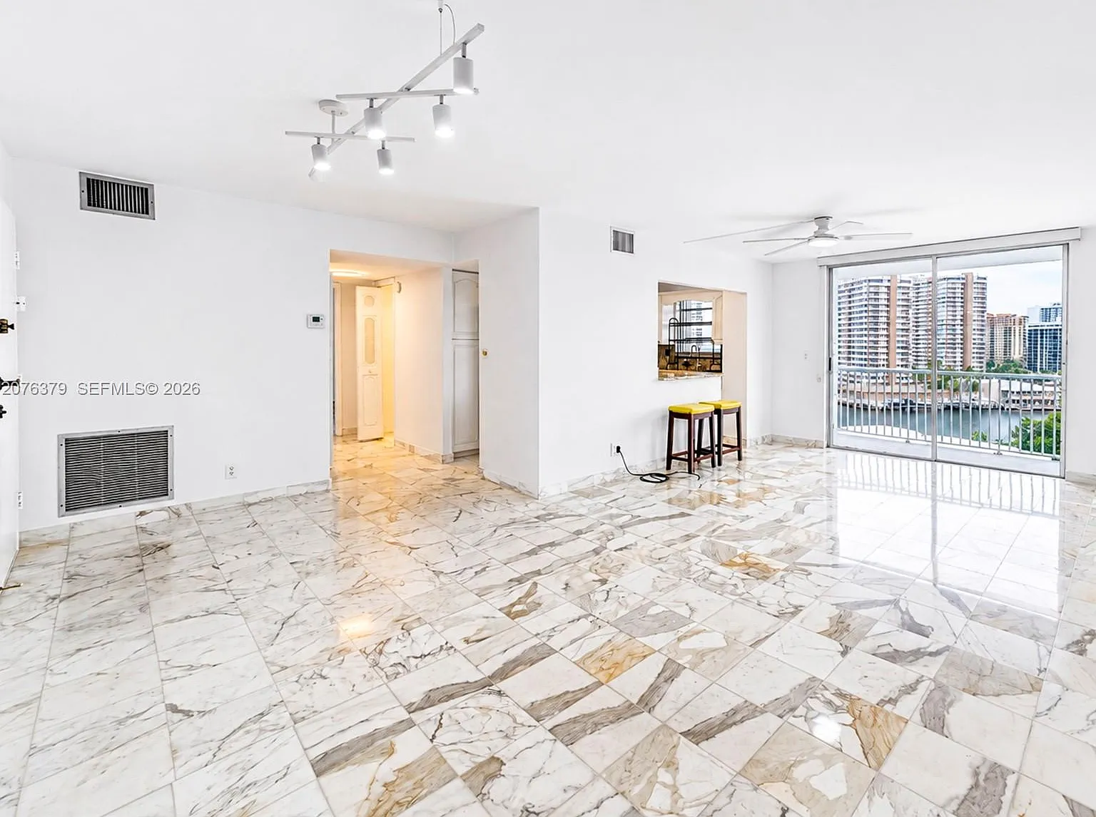 Golden Surf Towers Condo — Photo 4