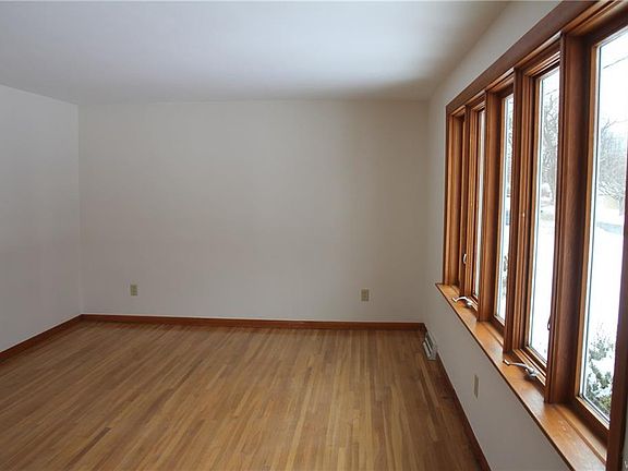 5th image of 70 Bayberry Ave