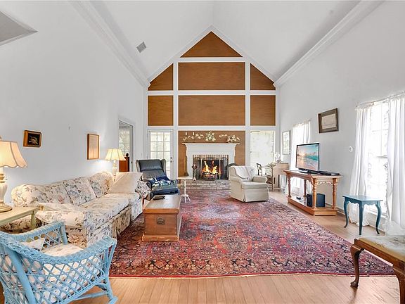 2nd image of 2105 Clubhouse Rd