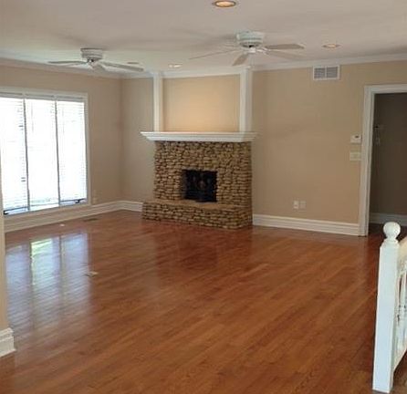 2nd image of 921 Oak Dr