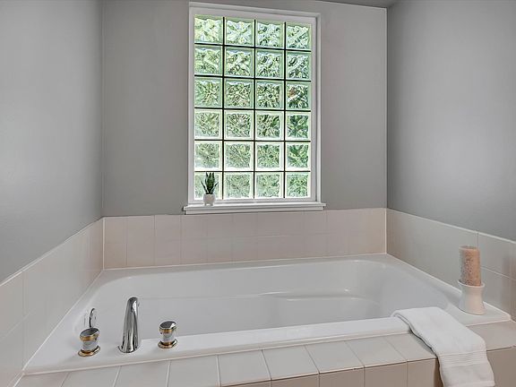 3rd image of 1601 NE Katsura St Unit 501