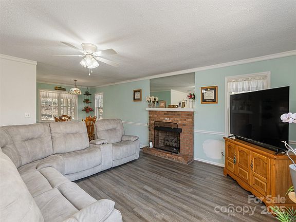 5th image of 413 Deerhaven Ln