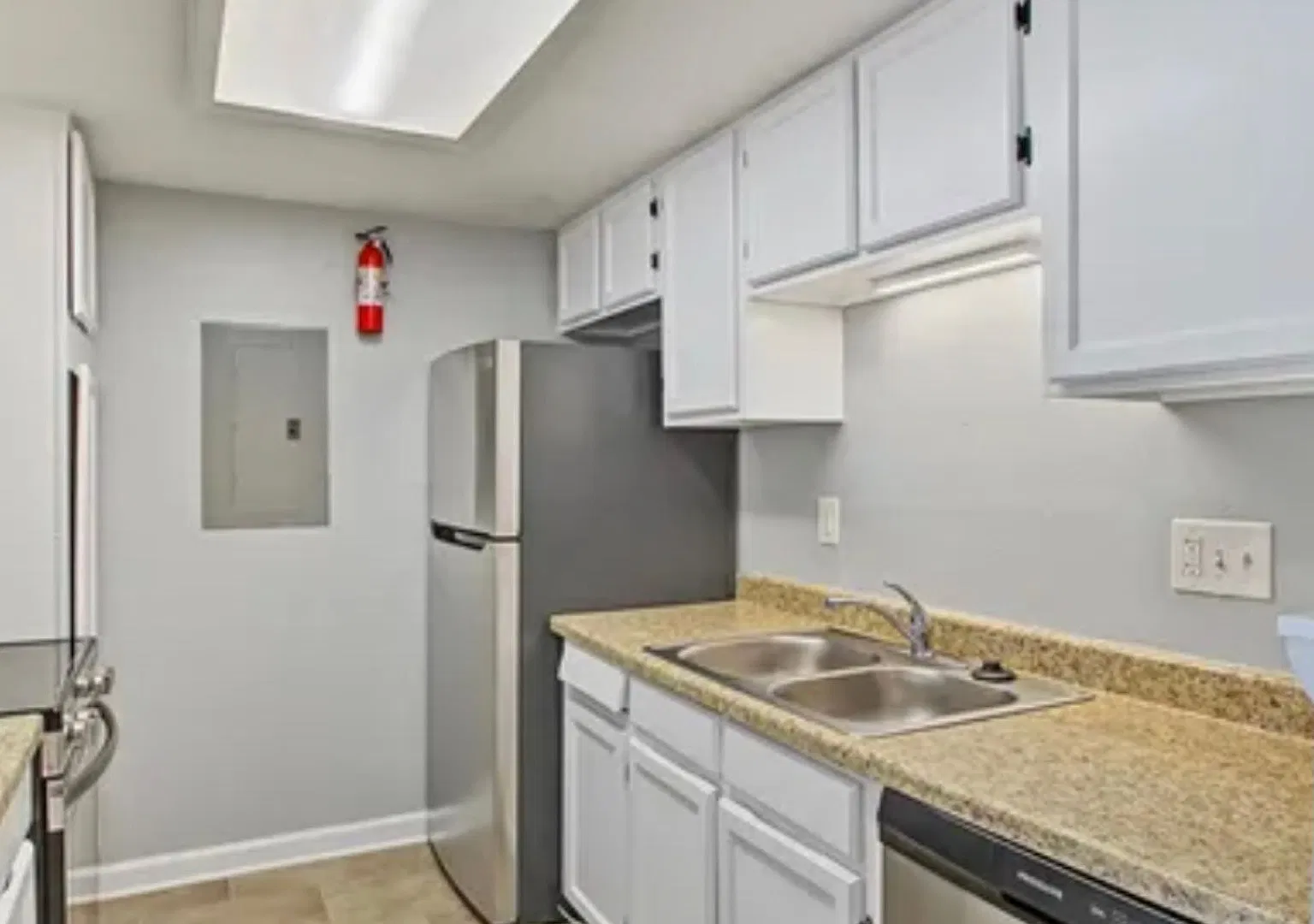 Spacious 3BDR/2BA Apartment near Aurora Town Center In -Unit W/D included! — Photo 4