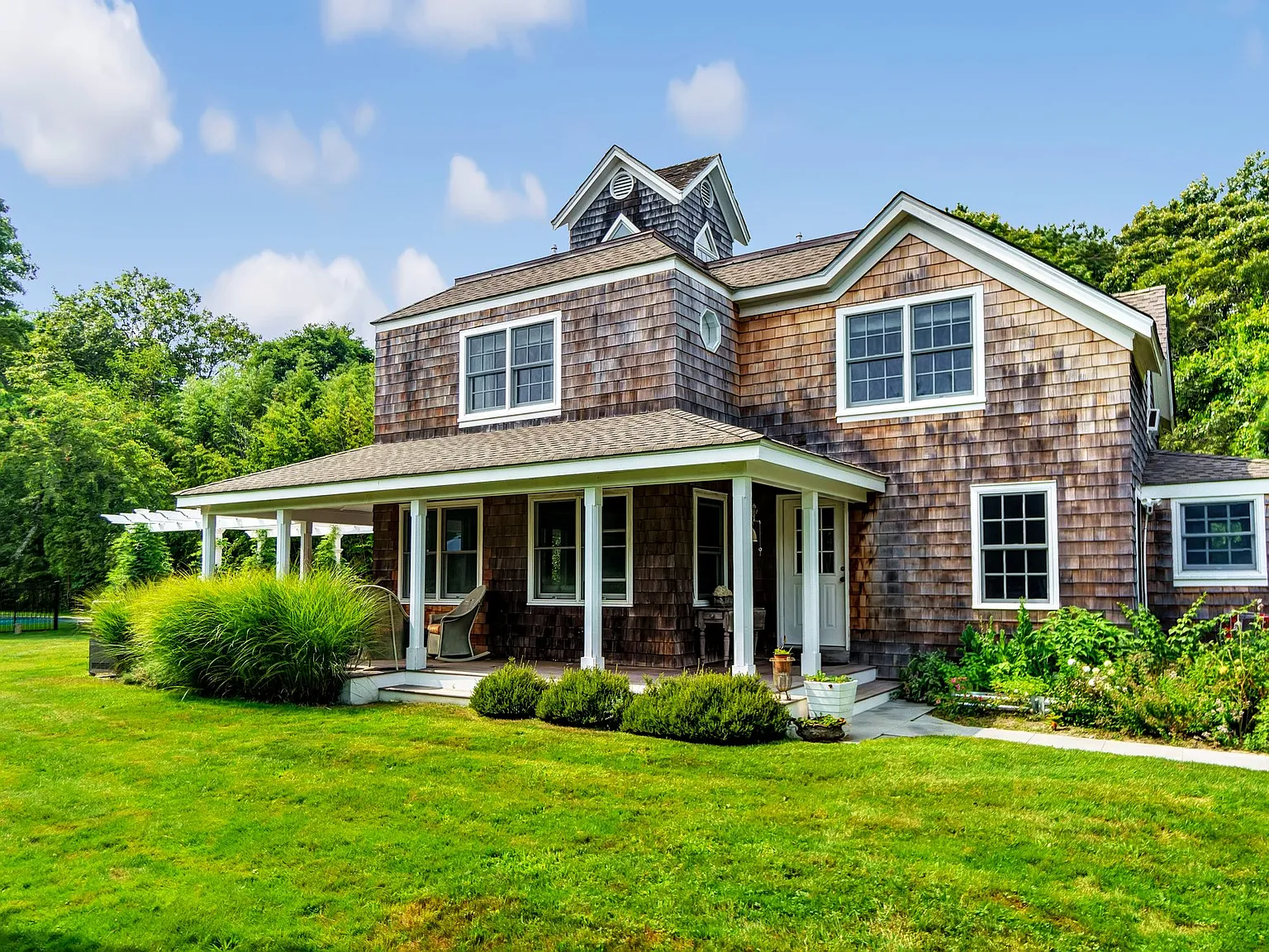 Summer in the heart of Westhampton Beach — Photo 1