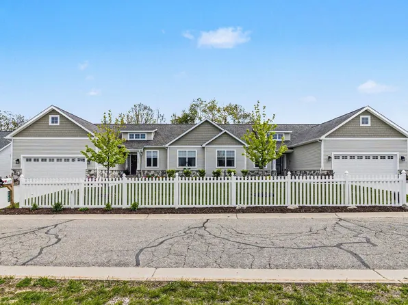 5725 Trail Side Ln, Whitmore Lake, MI 48189