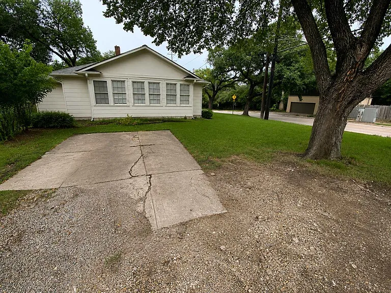 3200 Harris Park Ave — Photo 15
