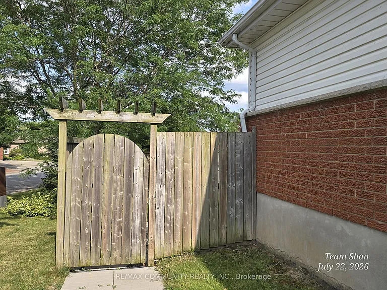 166 Saint Lawrence Dr #BASEMENT — Photo 2