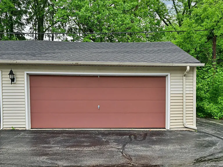 Unit 1 Detached 2.5 car garage (easy in and out access). 
As tenant(s) you and only your visitors are also allowed to park in front of this your garage with automatic opener/overhead door
