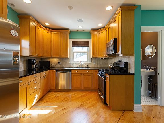 4th image of 2215 Lincolnwood Dr N