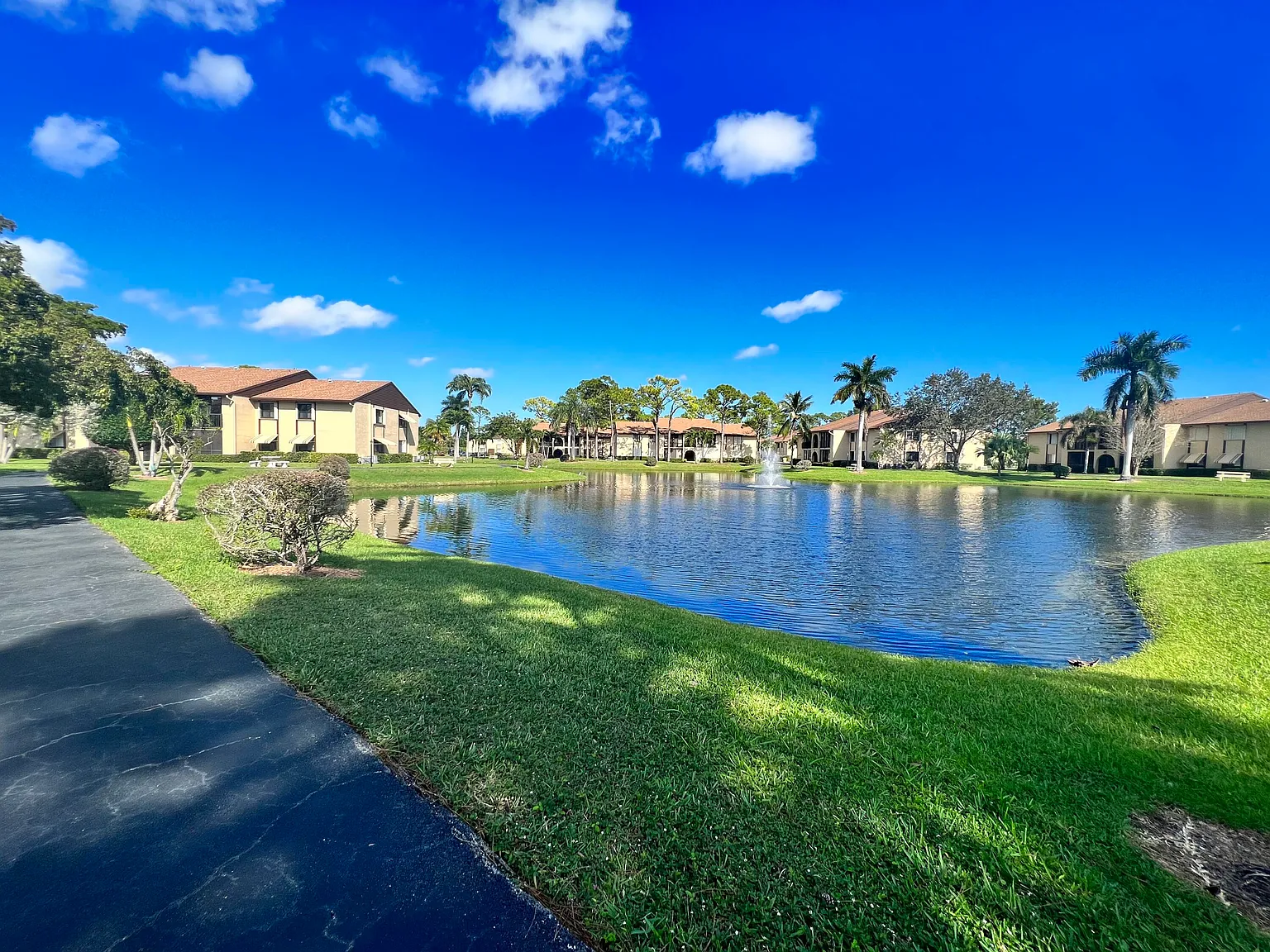 1 bed, 1.0 bath, 818 sqft, $1,600 — Photo 2