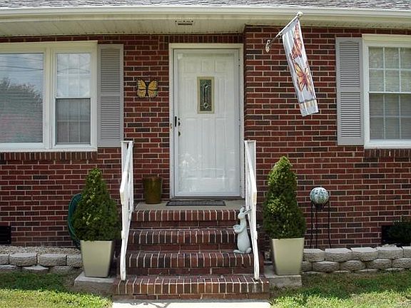 3rd image of 21512 Robertson Ave