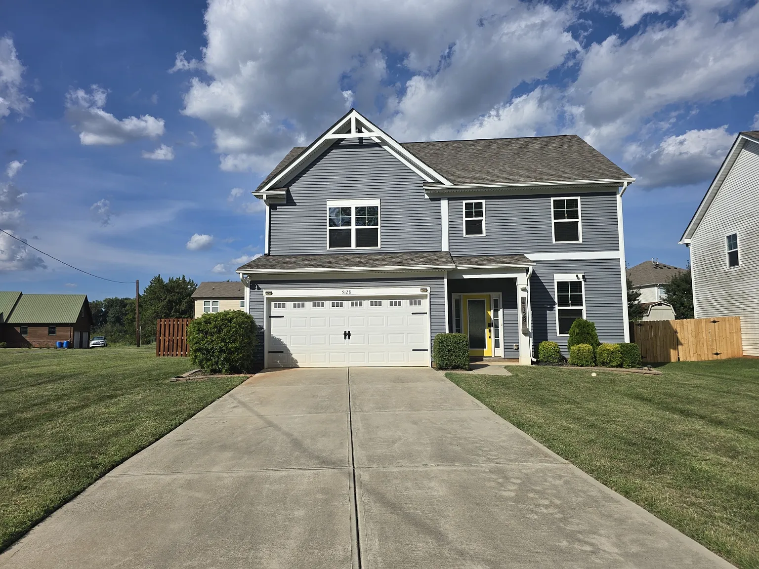 3 bed, 2.5 bath, 2220 sqft, $2,645 — Photo 2