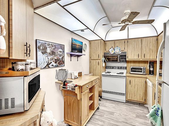 4th image of 900 Saint Charles Place #L9