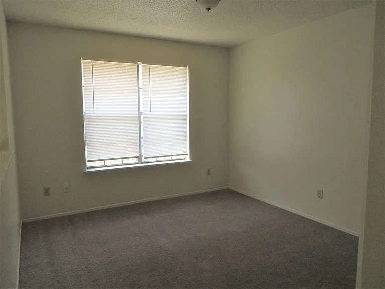 2217 Katy Ln — Photo 15