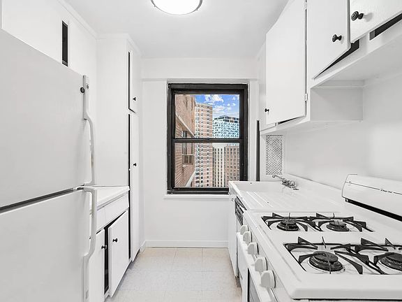 5th image of 266 Broadway APT B1406
