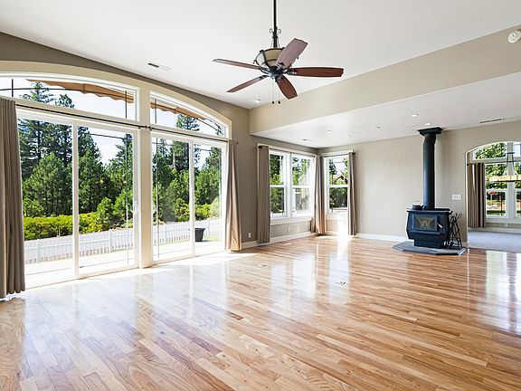 3rd image of 2 Creekhaven Dr