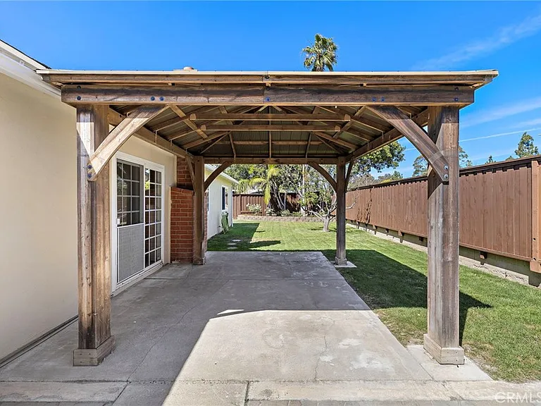 24725 Camarillo St — Photo 24