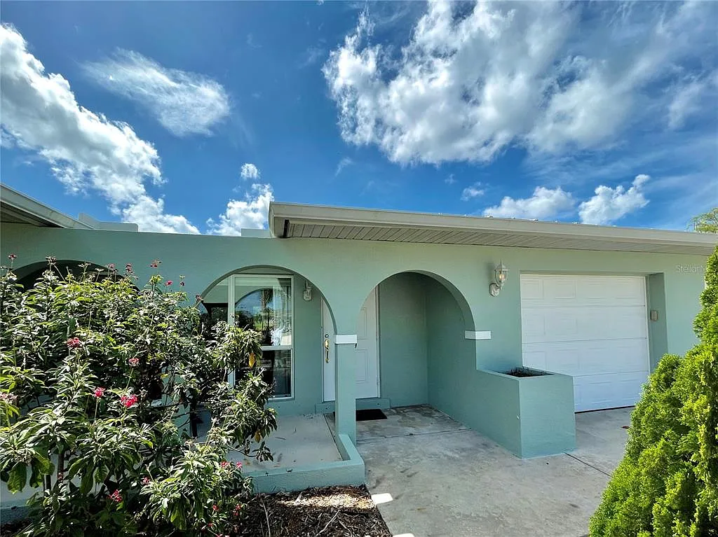 3 bed, 2.0 bath, 2021 sqft, $5,900 — Photo 2
