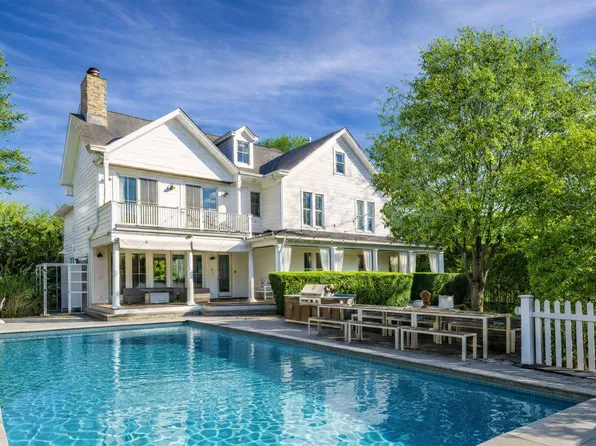 65 Prospect St, Southampton, NY 11968