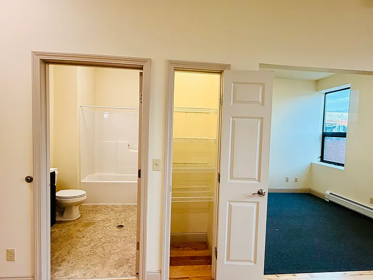 191 College St #212 — Photo 32