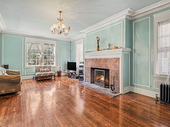 4th image of 1168 W Boston Blvd