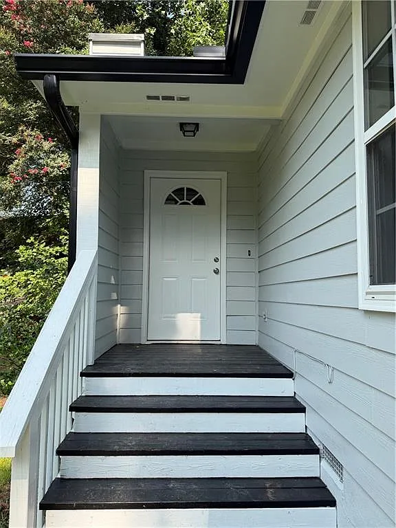 2 bed, 2.0 bath, 2160 sqft, $1,700 — Photo 2