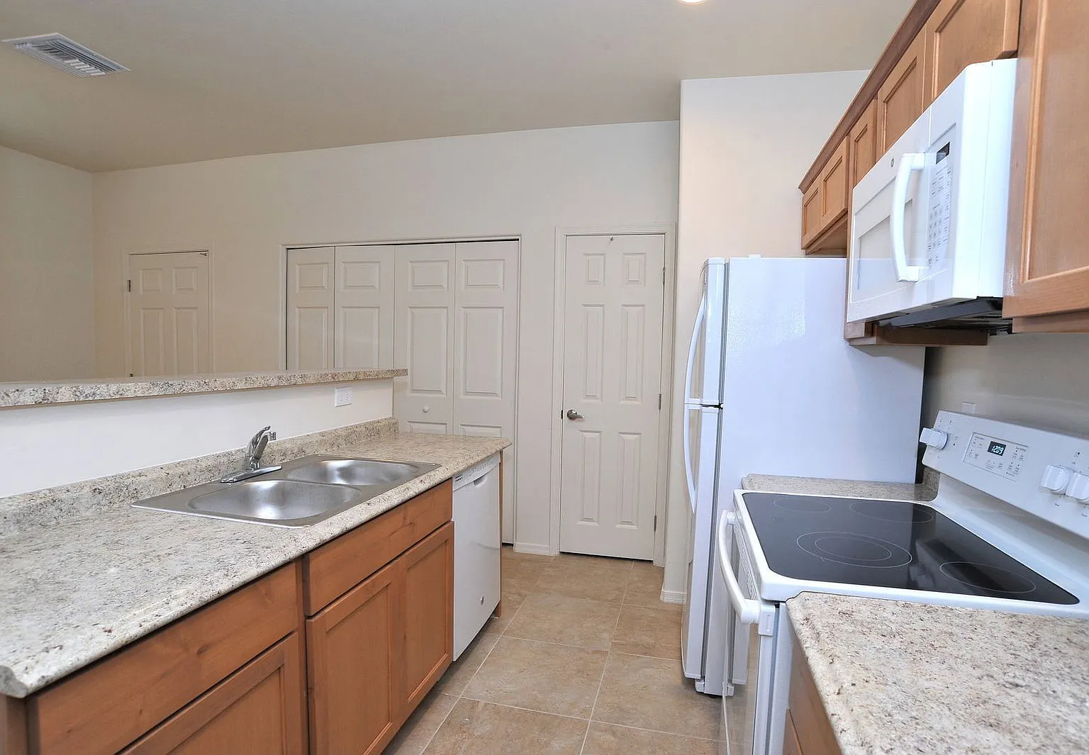 3 bed, 2.0 bath, 1304 sqft, $1,317 — Photo 4