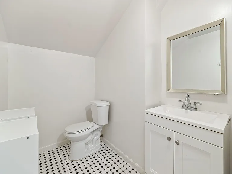 627 Library Pl — Photo 3