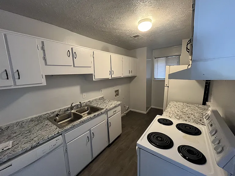 1074 Sparrow Ct — Photo 4