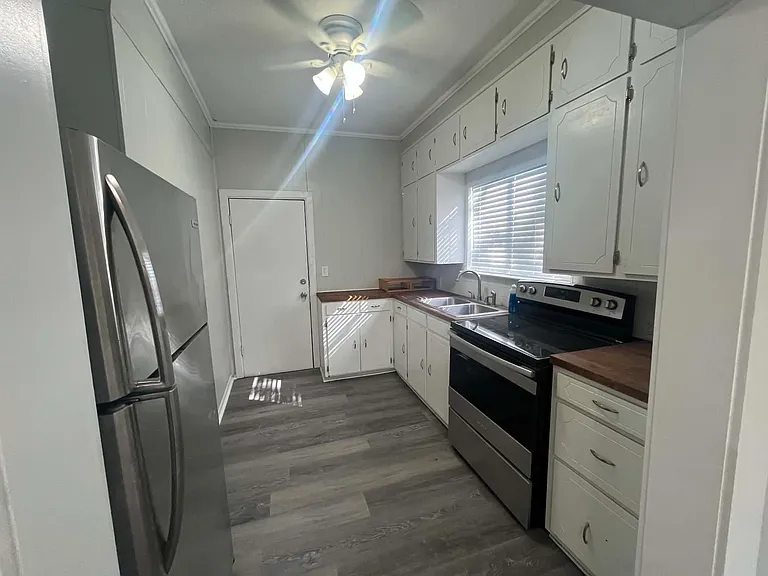 1607 Avenue I — Photo 9