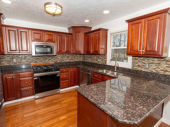 4th image of 53134 Old Farm Rd