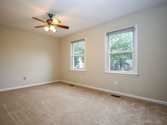 4th image of 130 Camelot Cres
