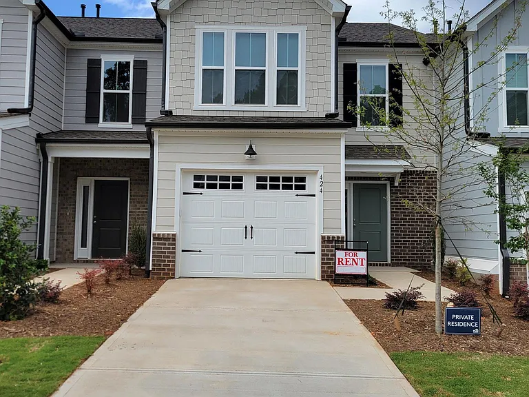 424 Glen Clova Dr — Photo 1