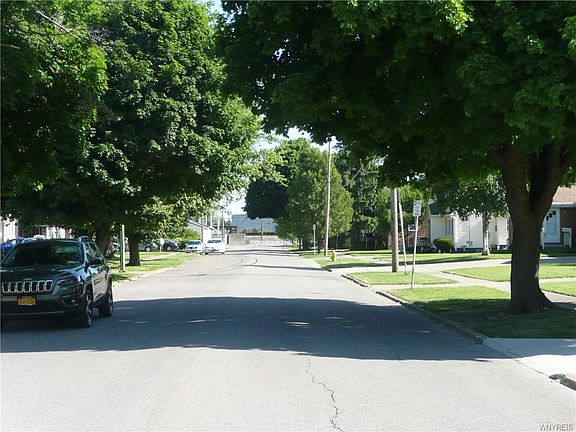 3rd image of 138 Lemoine Ave
