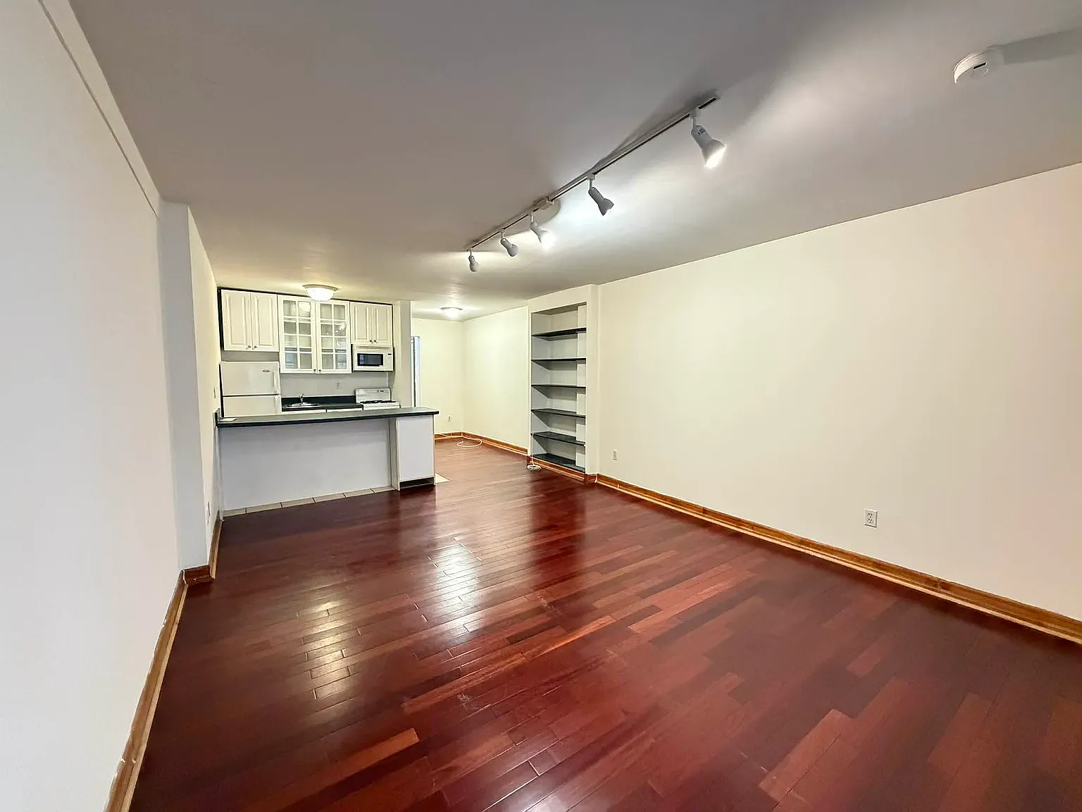 146 East 35th Street — Photo 3