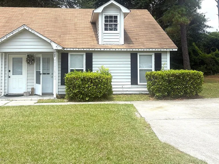 407 Lennon Dr — Photo 2