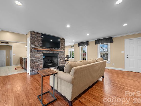 3rd image of 1315 Pear Dr