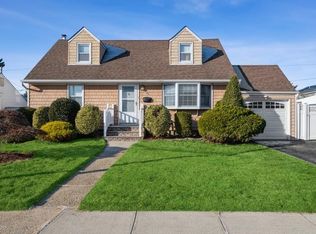 24 Crown St, Hicksville, NY 11801