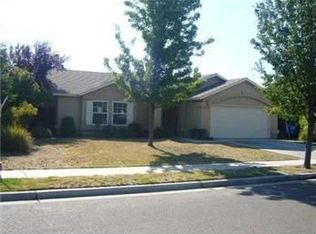 558 16th St, Kerman, CA 93630