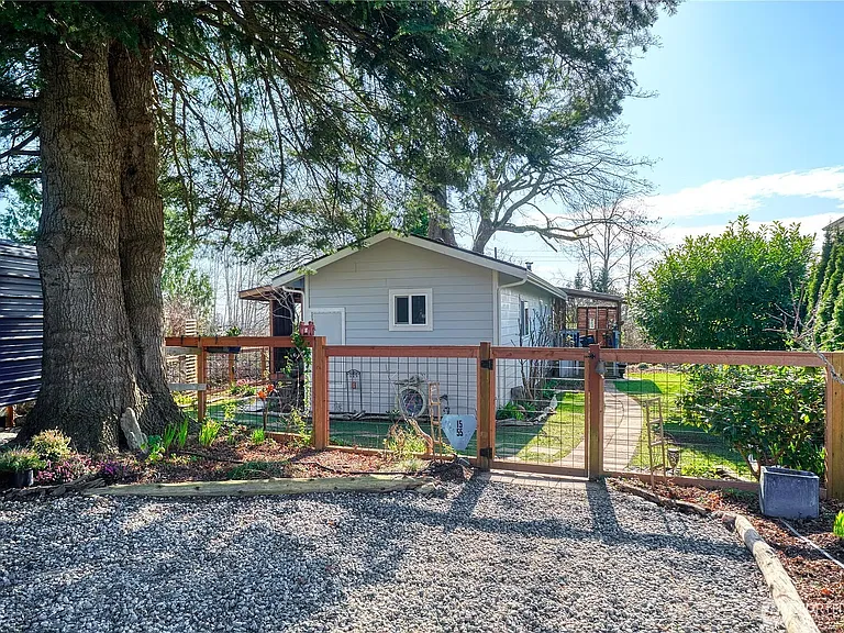 1555 Panorama Dr — Photo 2
