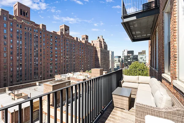Sold by Compass | media 7